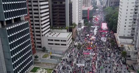 Liczba ofiar pandemii przekroczyła w Brazylii pół miliona. Protest przeciwko prezydentowi J. Bolsonaro w Sao Paulo