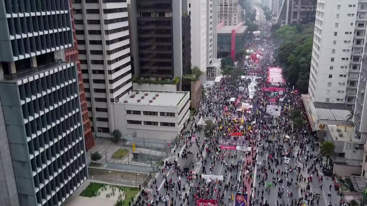 Liczba ofiar pandemii przekroczyła w Brazylii pół miliona. Protest przeciwko prezydentowi J. Bolsonaro w Sao Paulo