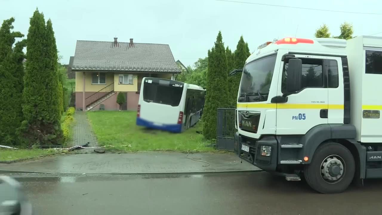 Kierowca autobusu wpadł w poślizg, wjechał do ogrodu. Zatrzymał się tuż przed domem