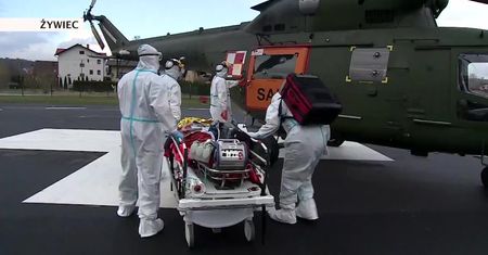43-latka z koronawirusem przetransportowana śmigłowcem ze Śląska. W łódzkim szpitalu podłączono ją do płucoserca.