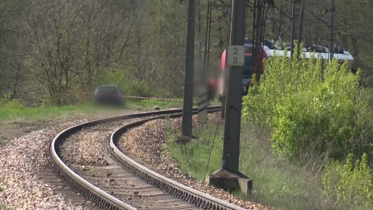 Tragiczny wypadek w Tomaszowie Mazowieckim: zderzenie samochodu z pociągiem. Nie żyje kobieta i 13-letnie dziecko