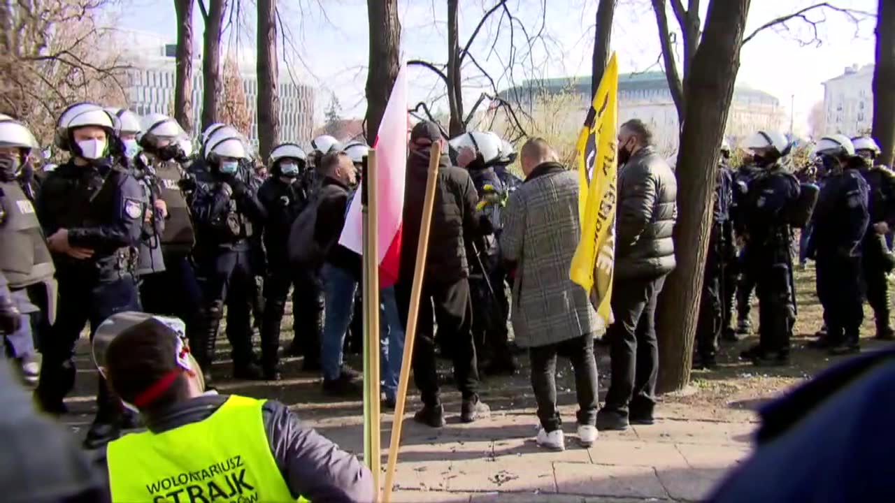 Protest przedsiębiorców w czasie uroczystości z okazji 11. rocznicy katastrofy smoleńskiej. P. Tanajno zatrzymany