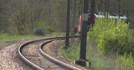 Tragiczny wypadek w Tomaszowie Mazowieckim: zderzenie samochodu z pociągiem. Nie żyje kobieta i 13-letnie dziecko