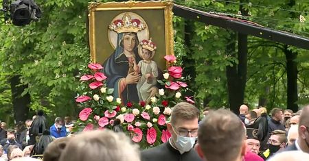 Pielgrzymka mężczyzn do sanktuarium w Piekarach Śląskich. Biskup dziękuje Orlenowi i piętnuje niemieckie markety