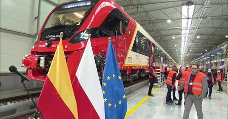 Dwa nowe pociągi SKM trafiły do Warszawy. “Stawiamy na komunikację miejską”