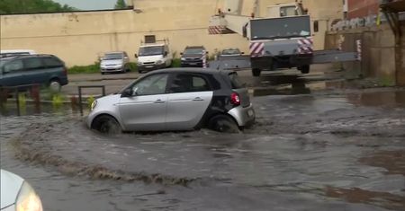 Zalane ulice i opóźnienia w komunikacji miejskiej po nawałnicy w Łodzi.