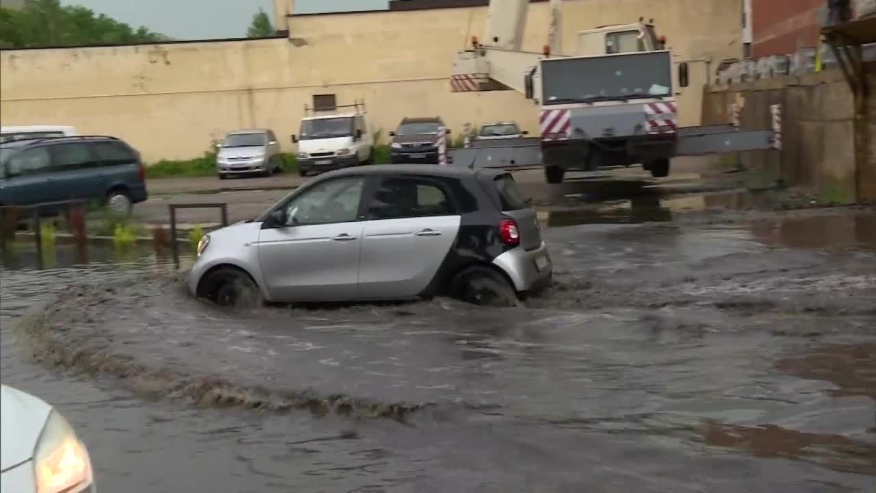 Zalane ulice i opóźnienia w komunikacji miejskiej po nawałnicy w Łodzi.