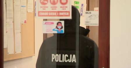 Policja w przychodni MASMED w Zabierzowie. Dziennikarze ujawnili, że wystawiano tam fałszywe certyfikaty covidowe