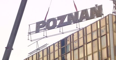 W Poznaniu rozbierają słynny biurowiec. Neon trafi do muzeum