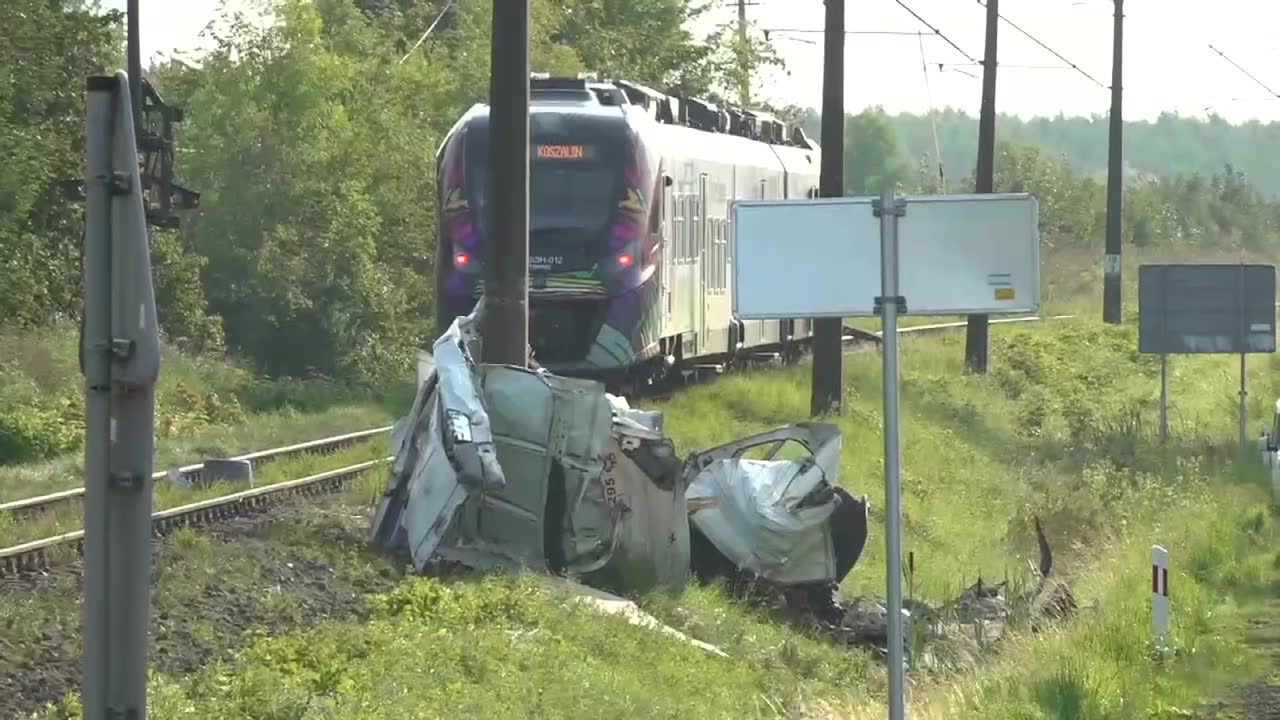 Wypadek na przejeździe kolejowym pod Koszalinem. Pociąg uderzył w przejeżdżającego busa