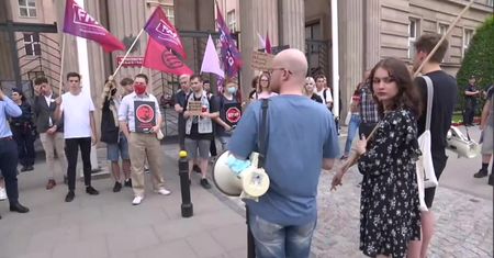 Protest przeciwko ministrowi edukacji.