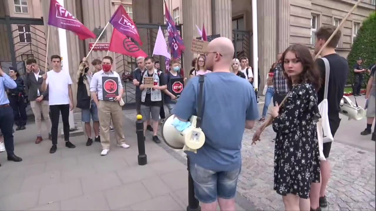 Protest przeciwko ministrowi edukacji.