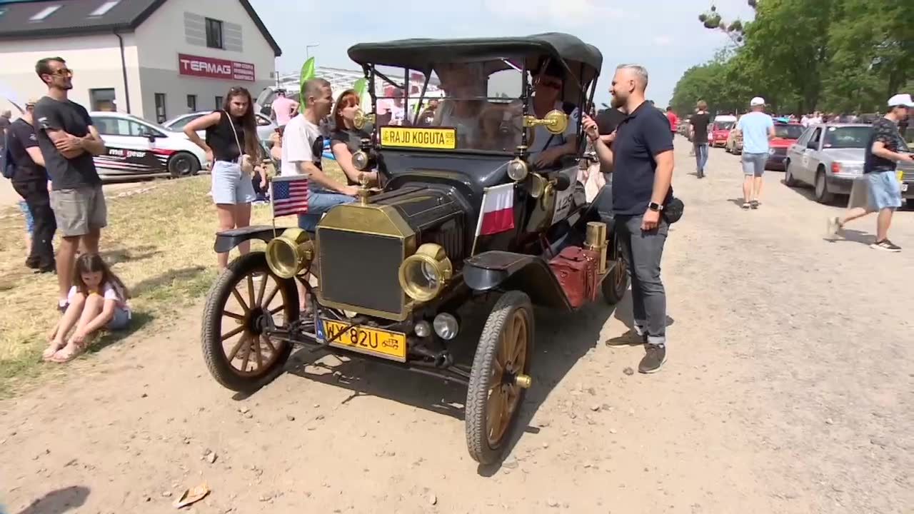 Maluchy, polonezy, motocykle i legendarny ford T. Start rekordowego Rajdu Koguta