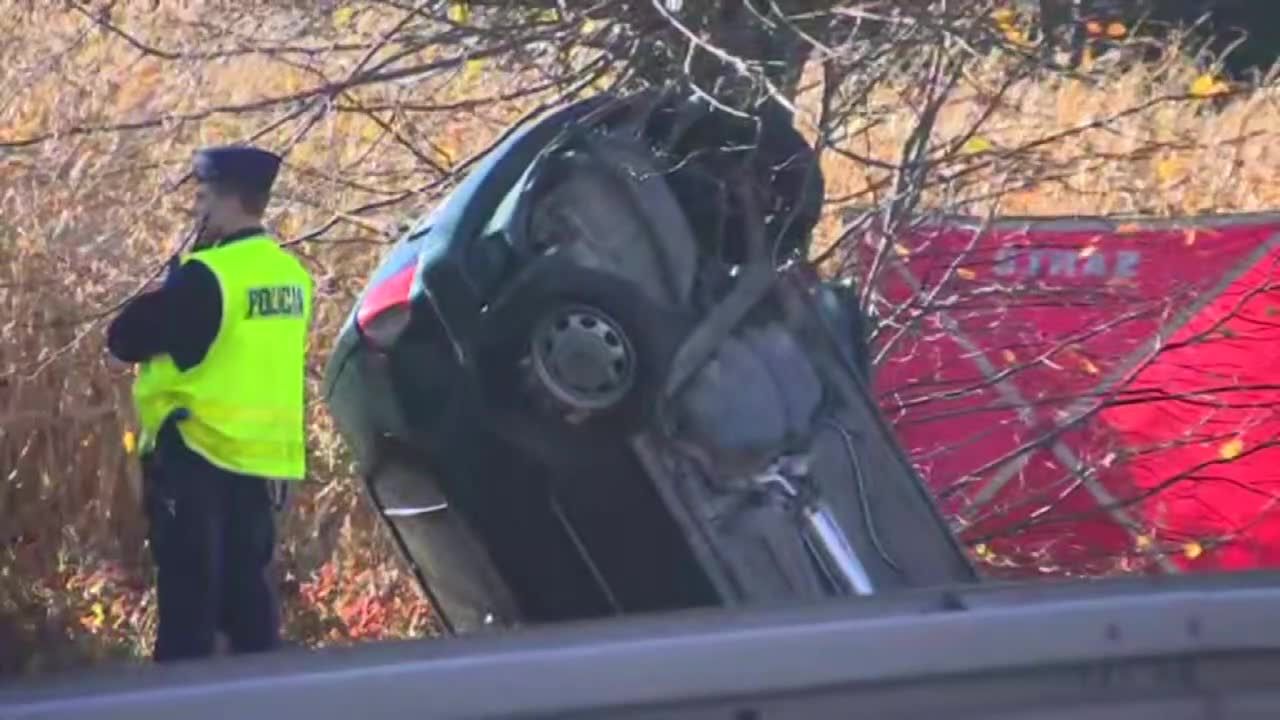 Zderzenie auta osobowego z autokarem w woj. śląskim. Jedna osoba zginęła, pięć zostało rannych