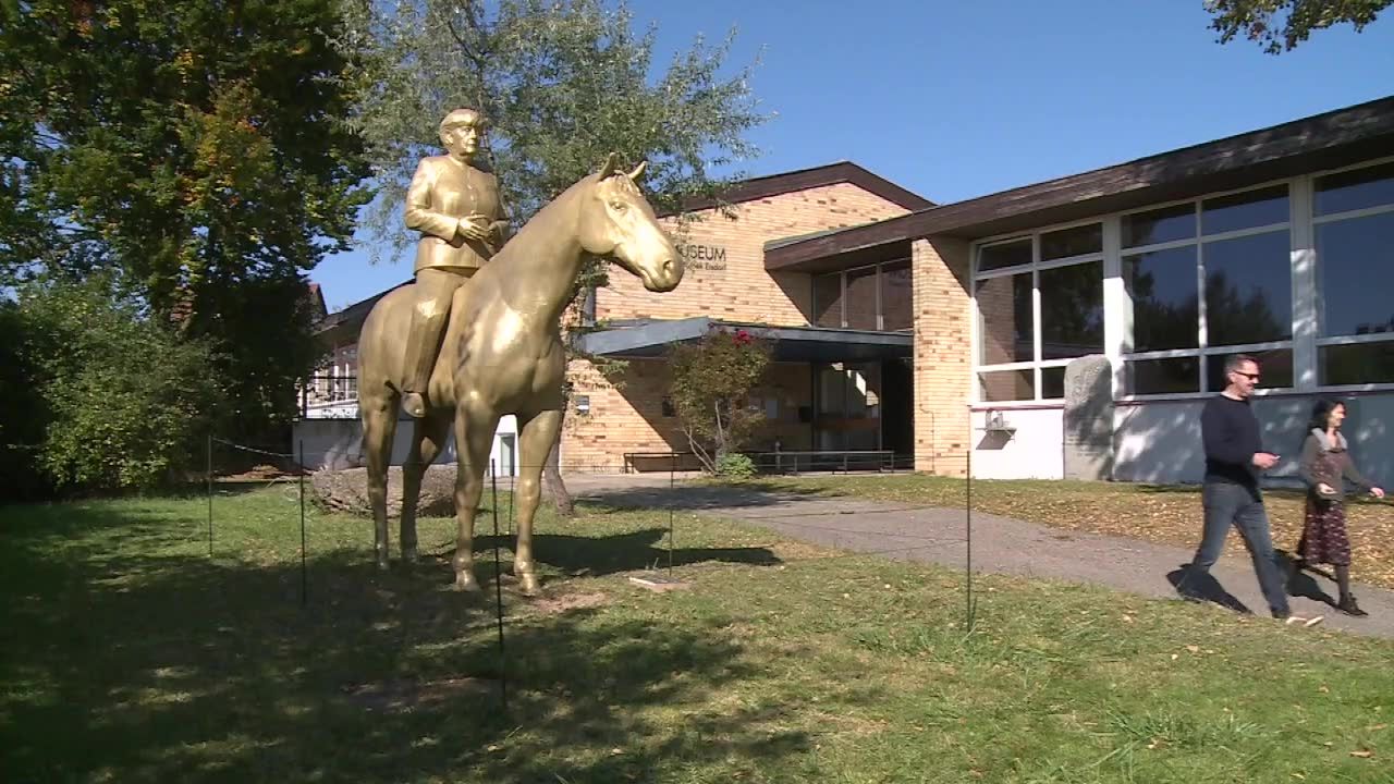 Angela Merkel na koniu. Pomnik odchodzącej kanclerz stanął przed bawarskim muzeum