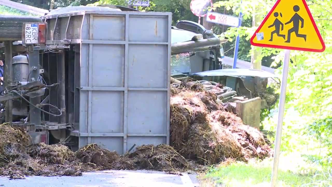 Wywrócony ciągnik z obornikiem zatarasował jedną z ulic w Brzesku. Ranne dziecko