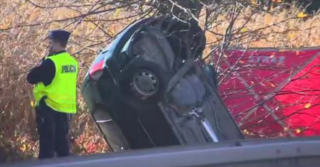 Zderzenie auta osobowego z autokarem w woj. śląskim. Jedna osoba zginęła, pięć zostało rannych