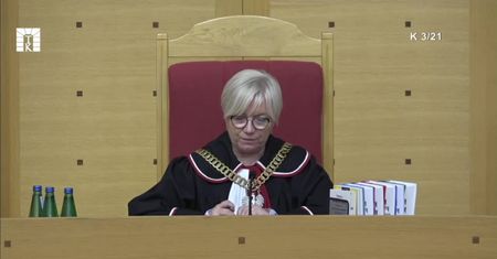 Trybunał Konstytucyjny znowu odroczył decyzję ws. wyższości prawa krajowego nad unijnym.