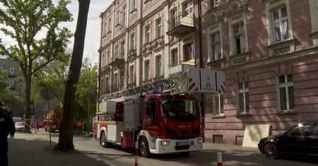 W kamienicy oderwał się balkon, nie żyje kobieta. Ewakuowani lokatorzy nie mogą wrócić do mieszkań