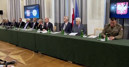 Prace podkomisji smoleńskiej kosztowały ponad 22 miliony. MON po wyroku sądu pokazał senatorowi dane