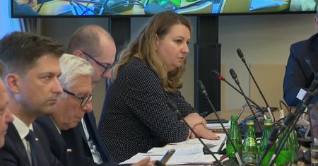 PiS przepchnęło nowelizację “lex Tusk” przez sejmową komisję administracji. Opozycja umywa ręce. “PiS się zakiwało, nie będziemy im pomagać”