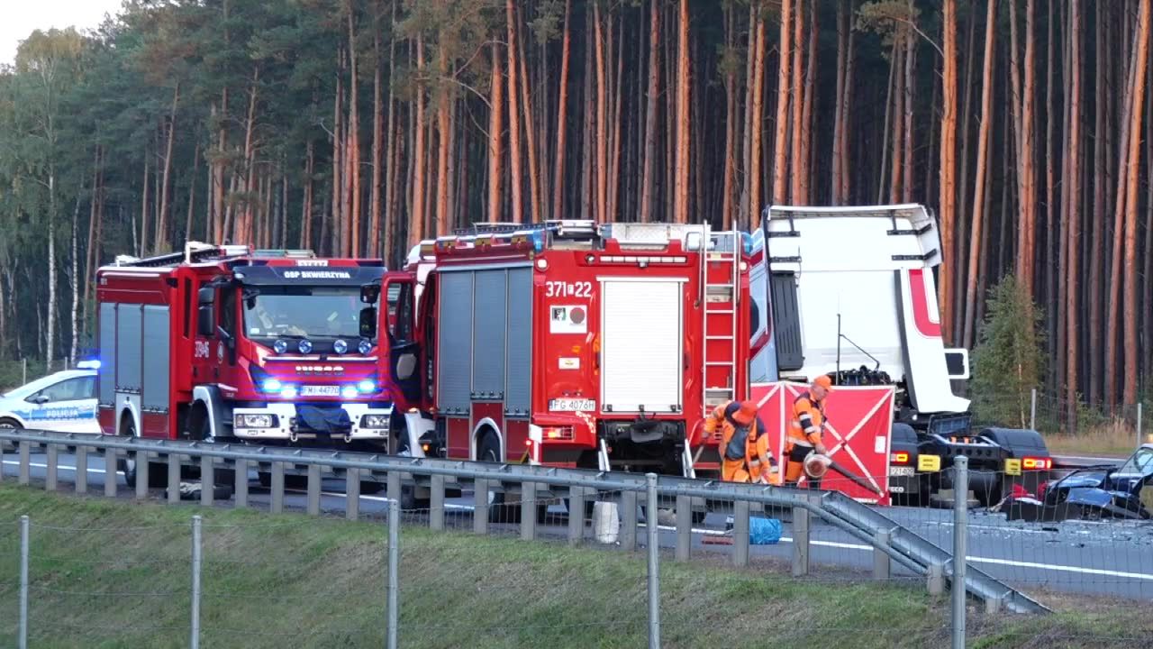 Tragiczny wypadek w Lubuskiem. Dwie osoby zginęły w wyniku czołowego zderzenia osobówki z ciężarówką