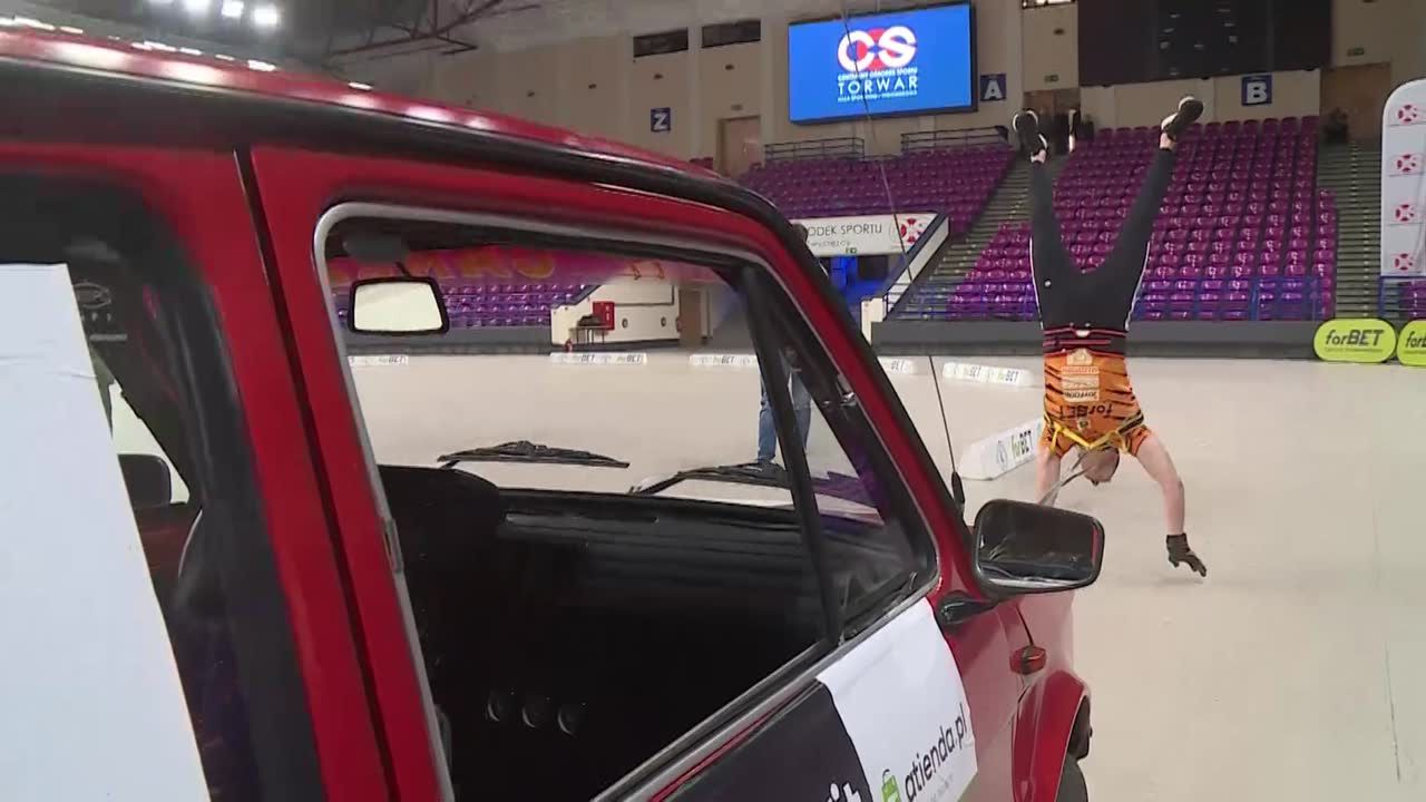 Wojciech Sobierajski pobił rekord Polski w przeciąganiu samochodu, idąc na rękach.