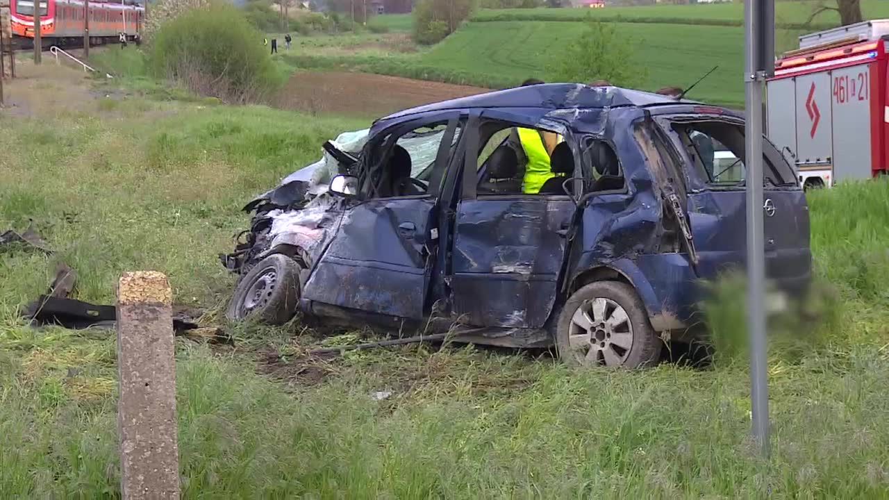 Śmiertelny wypadek na przejeździe kolejowym w Małopolsce. Auto wjechało pod pociąg