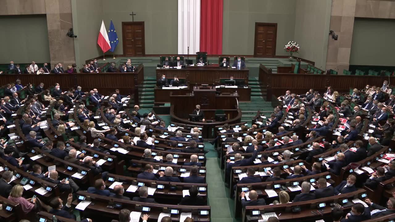 Tarcza antyinflacyjna 2.0. Sejm przyjął ustawę obniżającą VAT na żywność, paliwa i energię.