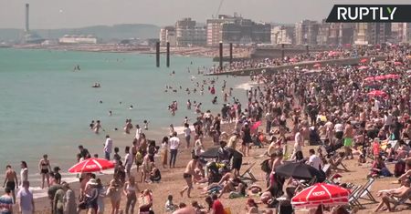 Tłumy na plaży w Brighton. W Wielkiej Brytanii odnotowano najgorętszy dzień w roku.