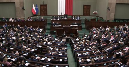 Tarcza antyinflacyjna 2.0. Sejm przyjął ustawę obniżającą VAT na żywność, paliwa i energię.