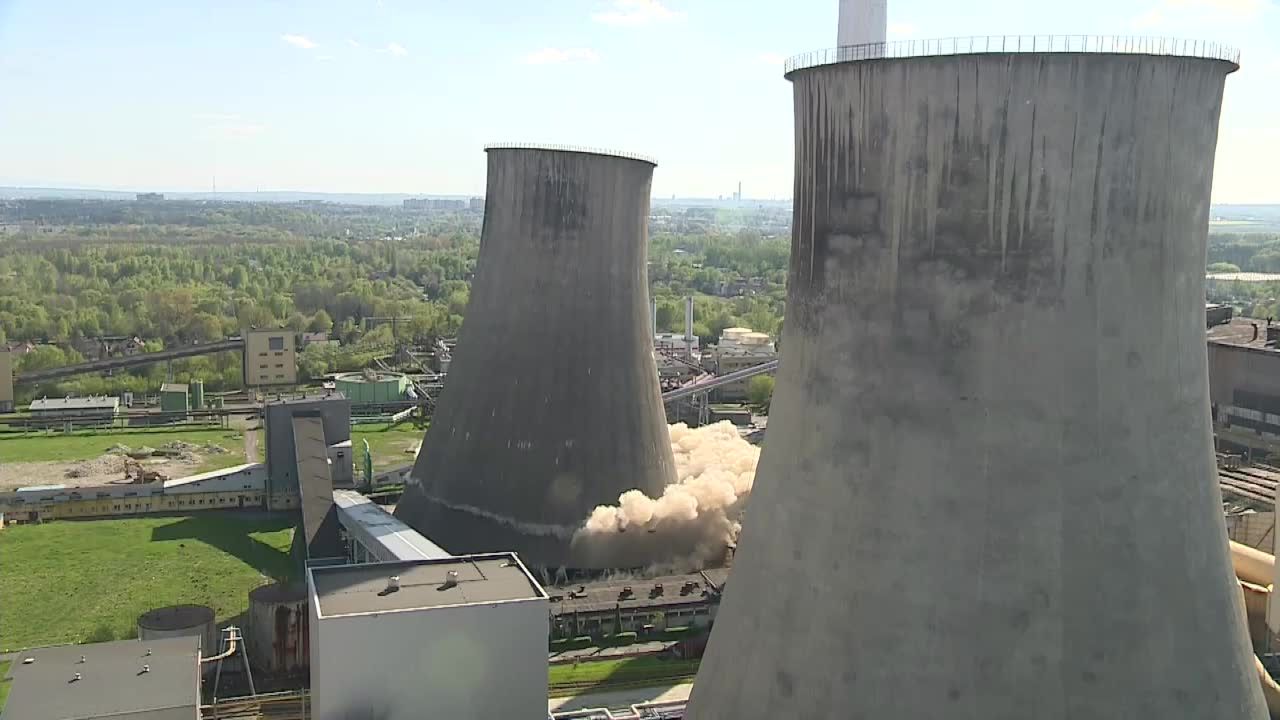 90-metrowa chłodnia kominowa w kilka sekund zamieniła się w stertę gruzu. Rozbiórka elektrowni w Będzinie