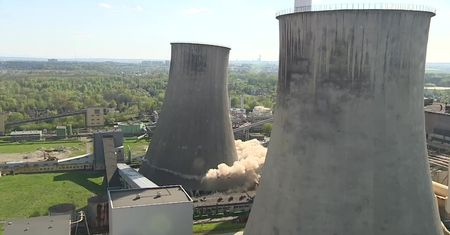 90-metrowa chłodnia kominowa w kilka sekund zamieniła się w stertę gruzu. Rozbiórka elektrowni w Będzinie