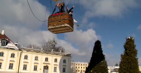 Balon z 30-metrową flagą przeleciał nad Białymstokiem z okazji dnia Międzynarodowej Solidarności z Białorusią