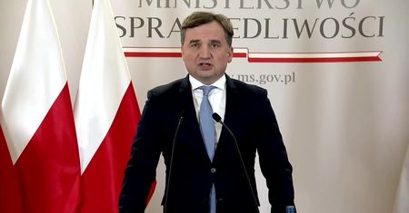Z. Ziobro o wypowiedzi unijnego komisarza: Szantaż o charakterze korupcyjnym.
