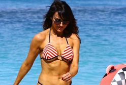 Lizzie Cundy paraduje po plaży w za ciasnym bikini