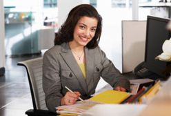 Urzędników jest mniej, ale więcej zarabiają