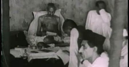 Prochy Gandhiego rozsypano nad Oceanem Indyjskim