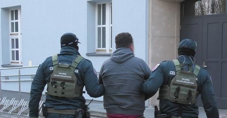 Grupa przestępcza fałszowała faktury. KAS zatrzymała 7 osób
