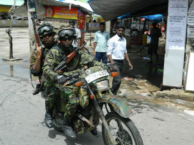 Patrol w czasie tamilskich protestów - Dżafna, listopad