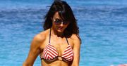 Lizzie Cundy paraduje po plaży w za ciasnym bikini