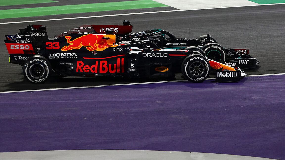 Zdjęcie okładkowe artykułu: Materiały prasowe / Red Bull / Na zdjęciu: Max Verstappen i Lewis Hamilton (w tyle)