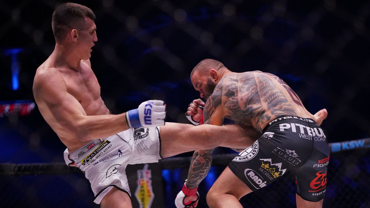 Zdjęcie okładkowe artykułu: Materiały prasowe / kswmma.com / Od lewej Scott Askham i Michał Materla podczas walki na KSW 49