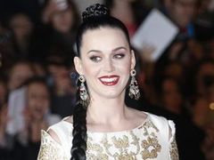 Katy Perry w świątecznej i eleganckiej stylizacji