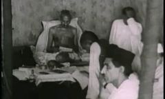 Prochy Gandhiego rozsypano nad Oceanem Indyjskim