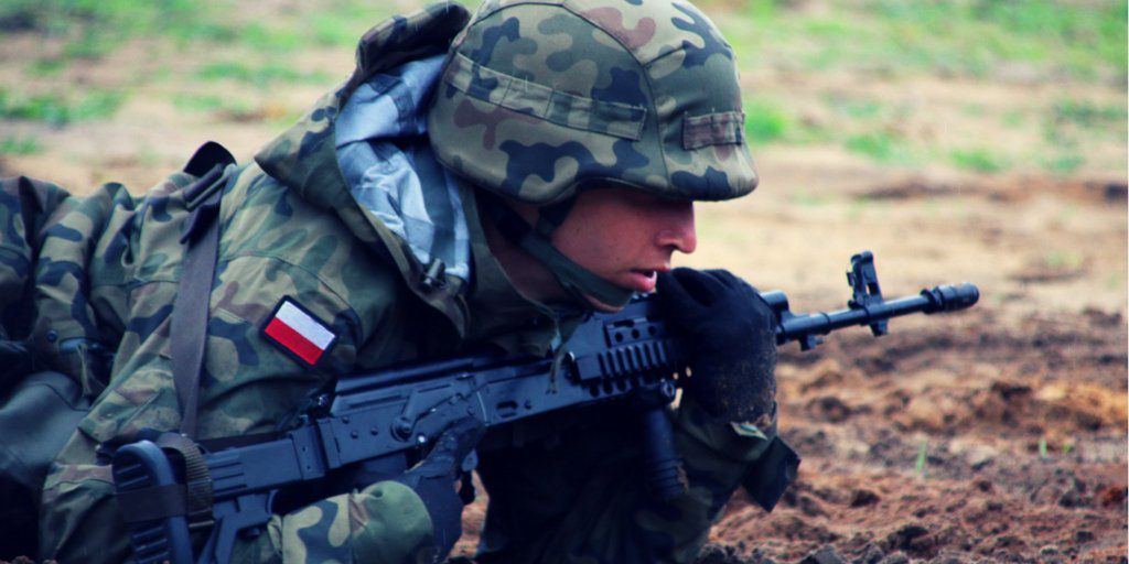 Żołnierz OT podczas ćwiczeń z taktyki