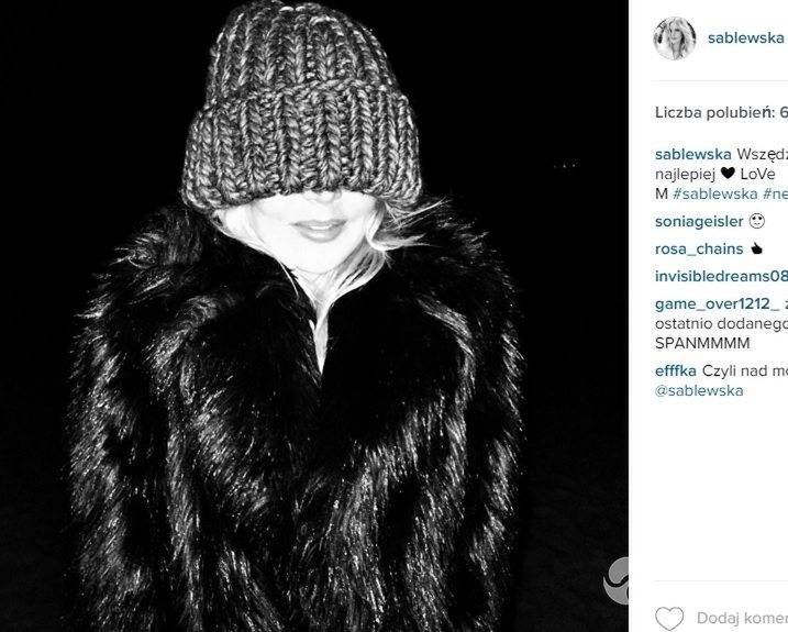 Maja Sablewska nad morzem w zimowej stylizacji
