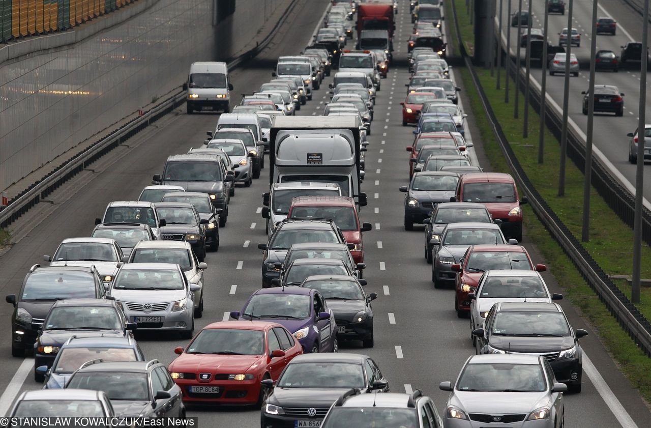 Kolizja na S8. Samochód Żandarmerii Wojskowej zderzył się z ciężarówką. Ogromne utrudnienia