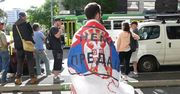 Protesty pod hotelem, w którym przebywa Novak Djokovic. Jutro jego sprawą zajmie się sąd