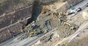 Osuwisko wywołane trzęsieniem ziemi zablokowało jedną z głównych dróg dojazdowych do Fukushimy
